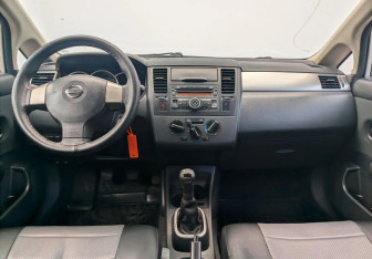 Подержанный автомобиль Nissan Tiida Hatchback 2012 года (9 фото)