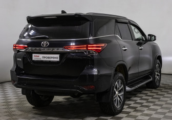 Подержанный автомобиль Toyota Fortuner 2017 года (5 фото)