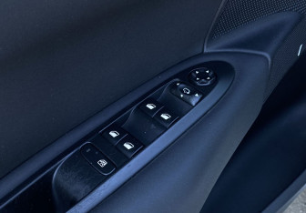 Подержанный автомобиль Citroen C4 Hatchback 2012 года (17 фото)