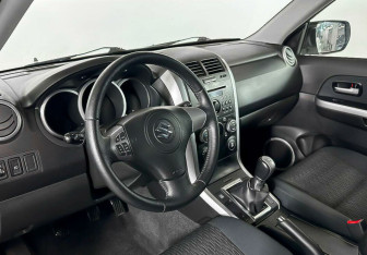 Подержанный автомобиль Suzuki Grand Vitara 2013 года (7 фото)