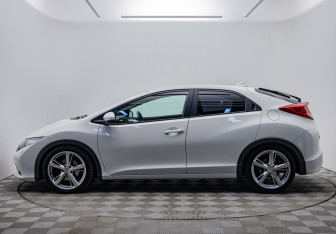 Подержанный автомобиль Honda Civic Hatchback 2012 года (2 фото)
