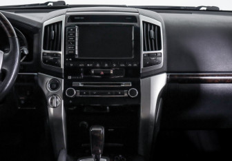 Подержанный автомобиль Toyota Land Cruiser Suv 2014 года (13 фото)