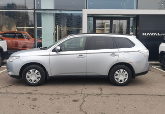 Подержанный автомобиль Mitsubishi Outlander 2012 года (8 фото)