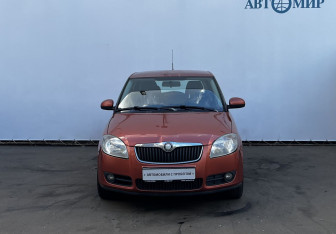 Подержанный автомобиль Skoda Fabia Hatchback 2010 года (2 фото)
