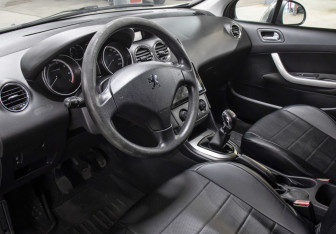 Подержанный автомобиль Peugeot 308 Hatchback 2010 года (16 фото)