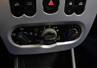 Подержанный автомобиль Renault Logan Sedan 2010 года (17 фото)
