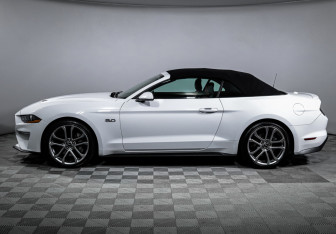 Подержанный автомобиль Ford Mustang Convertible 2021 года (8 фото)