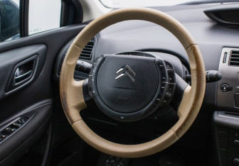 Подержанный автомобиль Citroen C4 Hatchback 2010 года (15 фото)