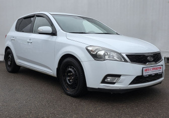 Подержанный автомобиль Kia Ceed Hatchback 2011 года (3 фото)