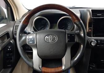 Подержанный автомобиль Toyota Land Cruiser Prado 2011 года (11 фото)