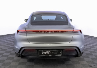 Подержанный автомобиль Porsche Taycan 2021 года (6 фото)