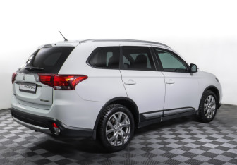 Подержанный автомобиль Mitsubishi Outlander 2015 года (5 фото)