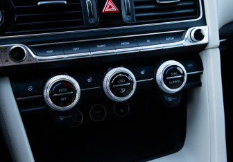 Подержанный автомобиль Genesis G70 2021 года (18 фото)