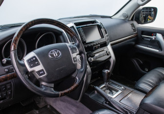 Подержанный автомобиль Toyota Land Cruiser Suv 2013 года (9 фото)