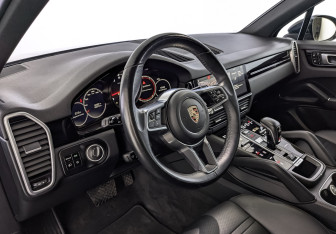Подержанный автомобиль Porsche Cayenne 2019 года (15 фото)