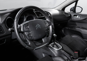 Подержанный автомобиль Citroen C4 Hatchback 2012 года (14 фото)