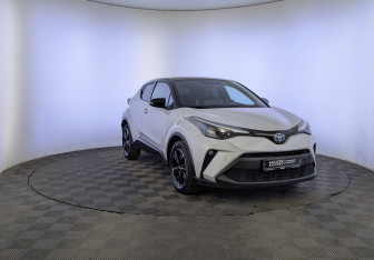 Подержанный автомобиль Toyota C-HR 2021 года (3 фото)