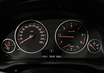 Подержанный автомобиль BMW X4 2017 года (13 фото)