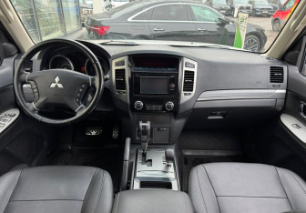 Подержанный автомобиль Mitsubishi Pajero 2014 года (9 фото)