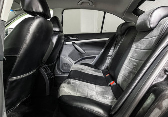 Подержанный автомобиль Skoda Octavia Liftback 2010 года (10 фото)