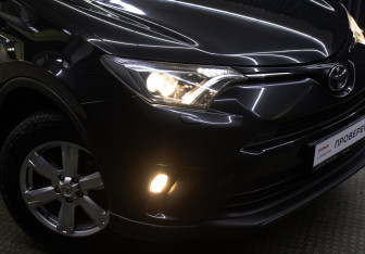 Подержанный автомобиль Toyota RAV4 2015 года (18 фото)
