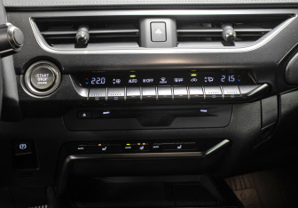 Подержанный автомобиль Lexus UX 2021 года (19 фото)