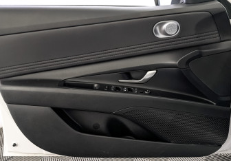 Подержанный автомобиль Hyundai Elantra Sedan 2021 года (19 фото)