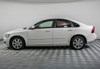 Подержанный автомобиль Volvo S40 2011 года (8 фото)