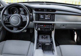 Подержанный автомобиль Jaguar XF Sedan 2017 года (10 фото)