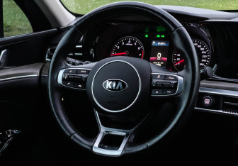 Подержанный автомобиль Kia K5 2021 года (14 фото)