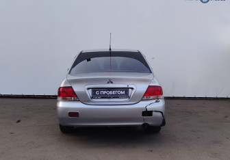 Подержанный автомобиль Mitsubishi Lancer Sedan 2005 года (7 фото)