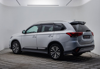 Подержанный автомобиль Mitsubishi Outlander 2020 года (7 фото)