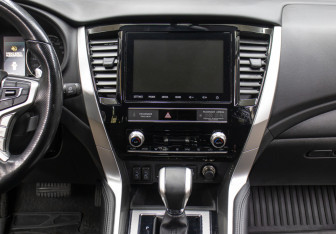 Подержанный автомобиль Mitsubishi Pajero Sport 2021 года (15 фото)