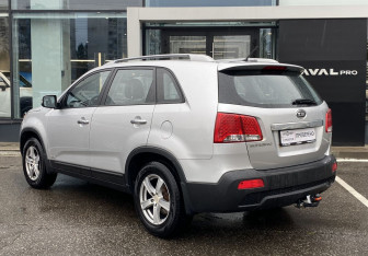 Подержанный автомобиль Kia Sorento 2011 года (7 фото)