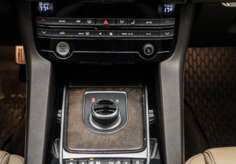 Подержанный автомобиль Jaguar F-Pace 2016 года (10 фото)