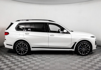 Подержанный автомобиль BMW X7 2024 года (4 фото)