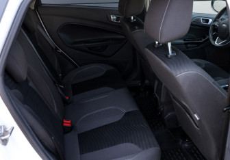 Подержанный автомобиль Ford Fiesta Hatchback 2015 года (12 фото)