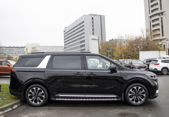 Подержанный автомобиль Kia Carnival 2021 года (4 фото)