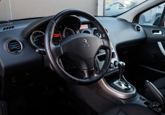 Подержанный автомобиль Peugeot 308 Hatchback 2012 года (16 фото)