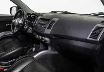 Подержанный автомобиль Mitsubishi Outlander 2008 года (11 фото)