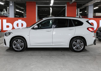 Подержанный автомобиль BMW X1 2021 года (8 фото)