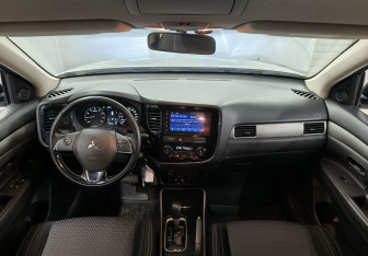 Подержанный автомобиль Mitsubishi Outlander 2018 года (13 фото)