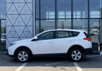 Подержанный автомобиль Toyota RAV4 2013 года (8 фото)
