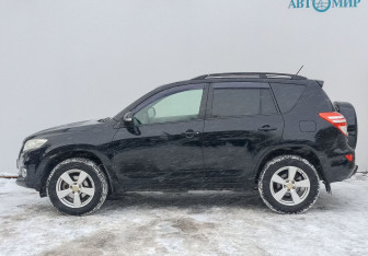 Подержанный автомобиль Toyota RAV4 2010 года (8 фото)