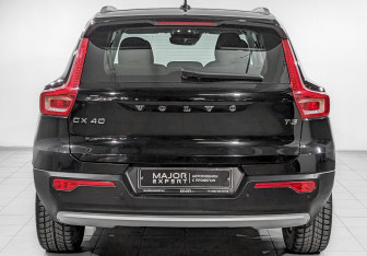 Подержанный автомобиль Volvo XC40 2021 года (6 фото)