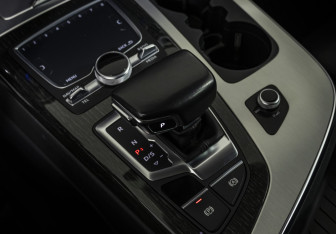 Подержанный автомобиль Audi Q7 2017 года (16 фото)