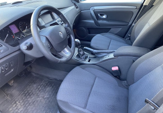 Подержанный автомобиль Renault Laguna Liftback 2009 года (9 фото)