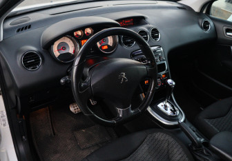 Подержанный автомобиль Peugeot 308 Hatchback 2011 года (11 фото)