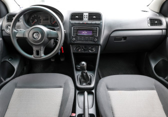 Подержанный автомобиль Volkswagen Polo Sedan 2013 года (13 фото)