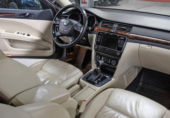 Подержанный автомобиль Skoda Superb Liftback 2012 года (12 фото)